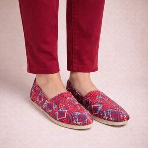 TOMS Aztec Print Guatemalan Colorful Pink Blue Slip On Flat Loafers Size 7